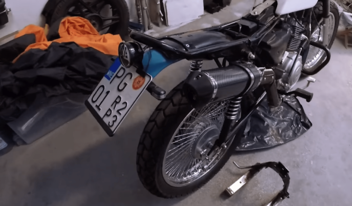 Part 9 - Yamaha YBR 125: Make a carbon fiber battery compartment and side plastic.
