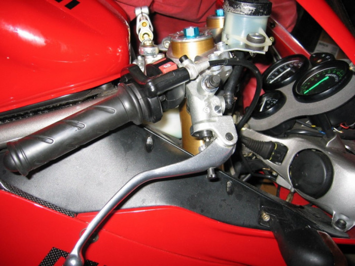 Fitting a 996S brake master-cylinder to a 999S