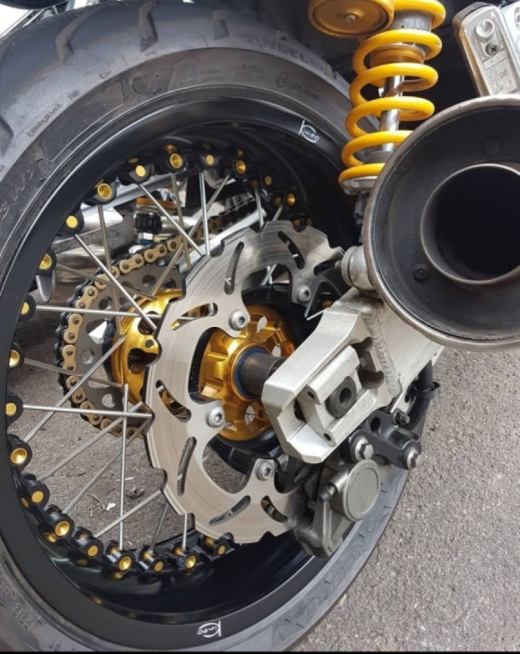 Continuing my XJR1300 blog, I'd like to show off my new wheels