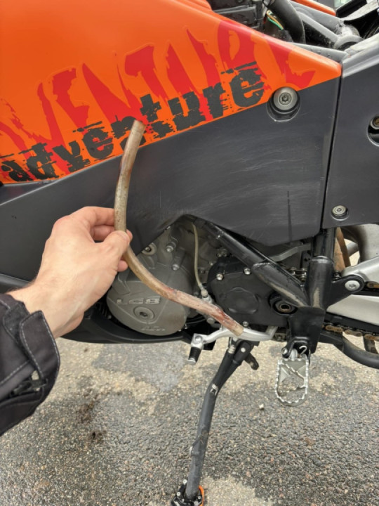 Hey guys, do you know where this big hose belong to?