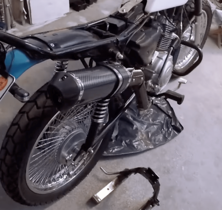 Part 10 - Yamaha YBR 125: Make a carbon fiber battery compartment and side plastic.