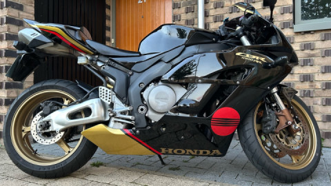 Honda CBR 954RR Fireblade owned by Stephanie Veronique