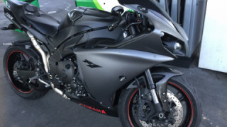 Yamaha YZF R1 - black color