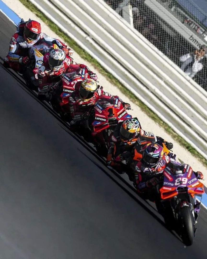 Great photo from the early laps of the Sprint race