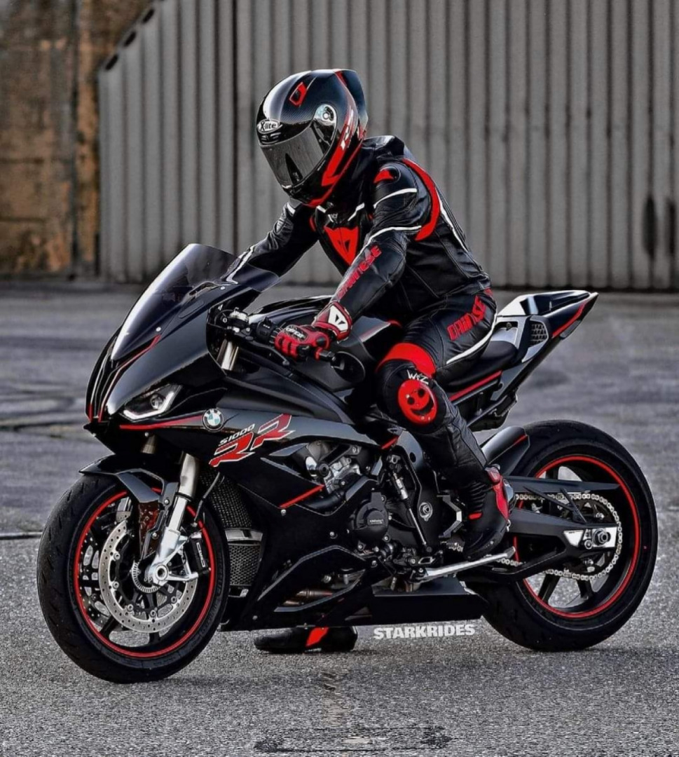 Fully coordinated rider on BMW S1000RR