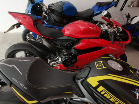 Trio +alien+devil+bumble bee??