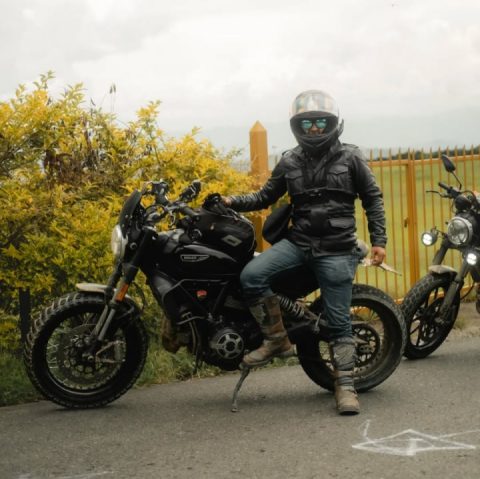 At every turn, at every kilometer, the real adventure is sharing unforgettable moments with friends.
