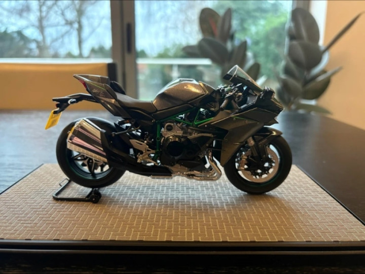 I received this wonderful 1/12 Kawasaki H2 model as a gift