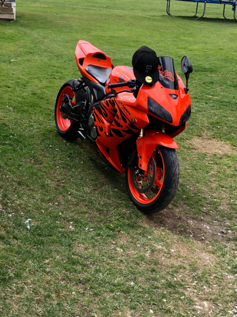 2006 CBR 600rr only got 5000 miles.. where is all the orange tribal bikes. #Lowandslow