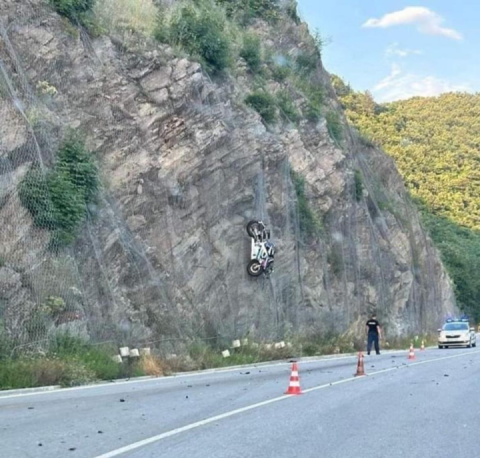 On the internet, you can find incredible images, and in this case, even motorcycles ?