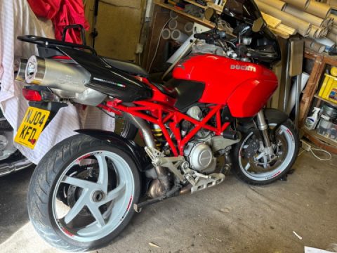 Rear hugger fitted, fiddly , but on and solid, cleans it up a bit