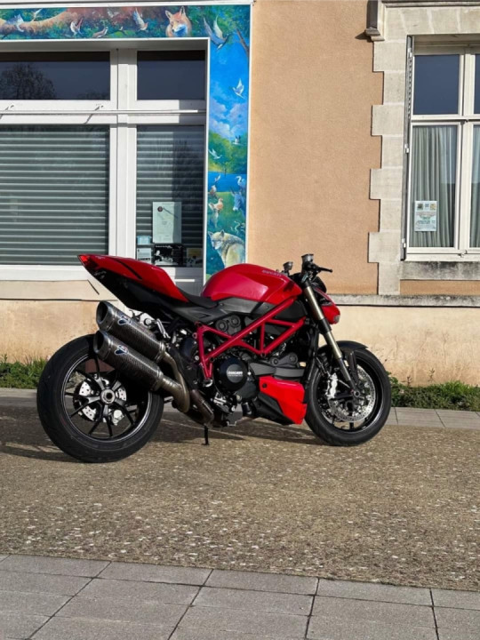 This is my first Ducati that I've bought, I can only say one thing... a lot of stuff!