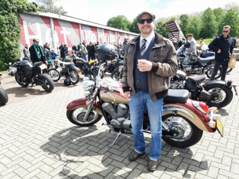 Are there any Dutch people around