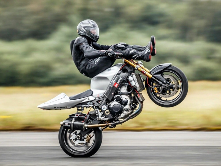 Rider sets 109mph handlebar wheelie record