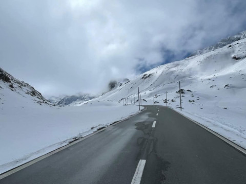 Fluela Pass at its reopening: "muffled" atmosphere with still mountains of snow...