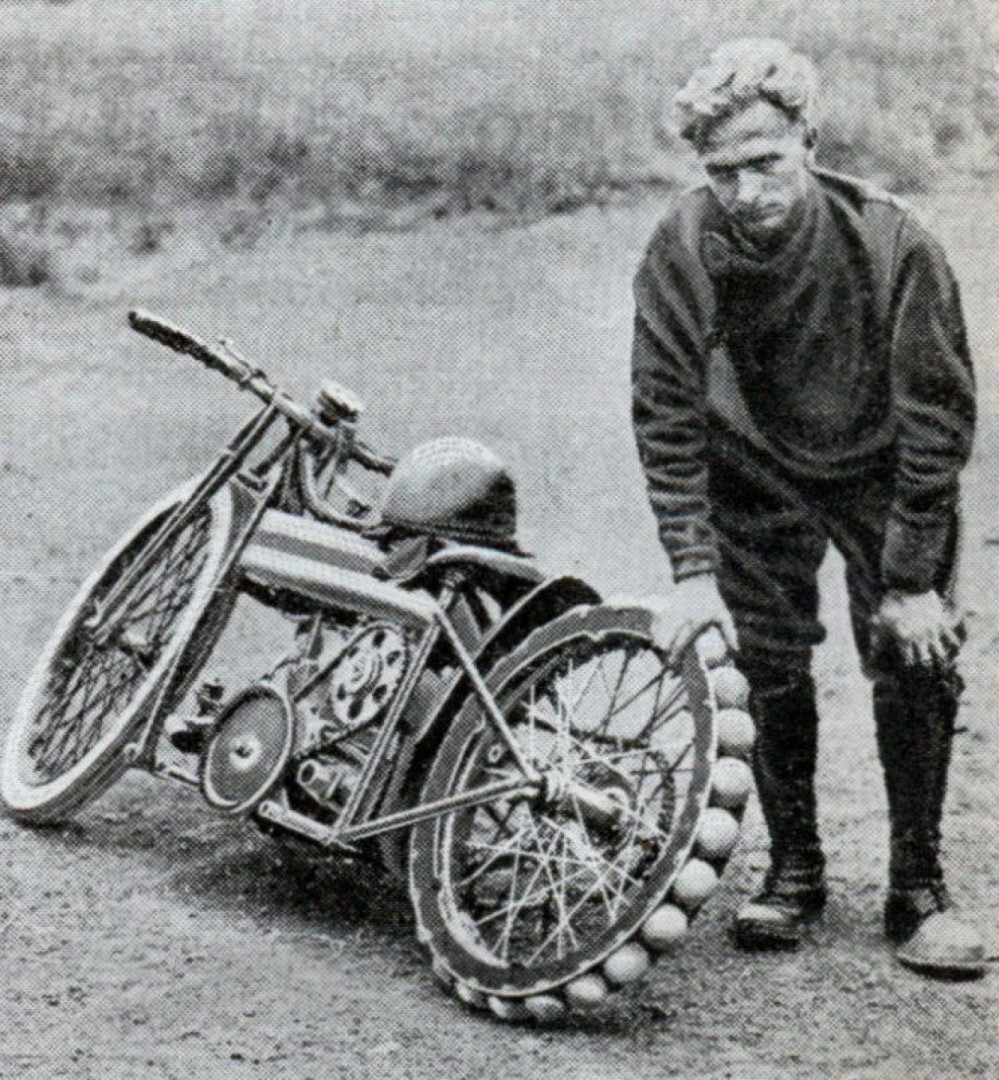 In 1932, Les Blakeborough invented an entirely new back wheel for his bike