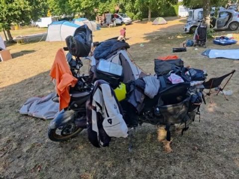 How good to always have a clothes rack with you 