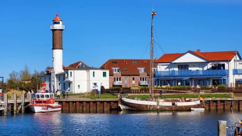 Traveling in perfect weather, in Wismar and on the Baltic Sea. 