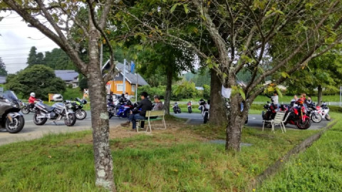 Morning activities in progress. There are surprisingly many people here 