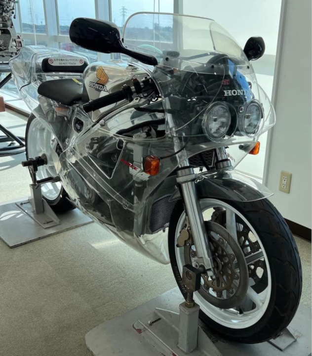 Transparent HONDA RC30 ??
