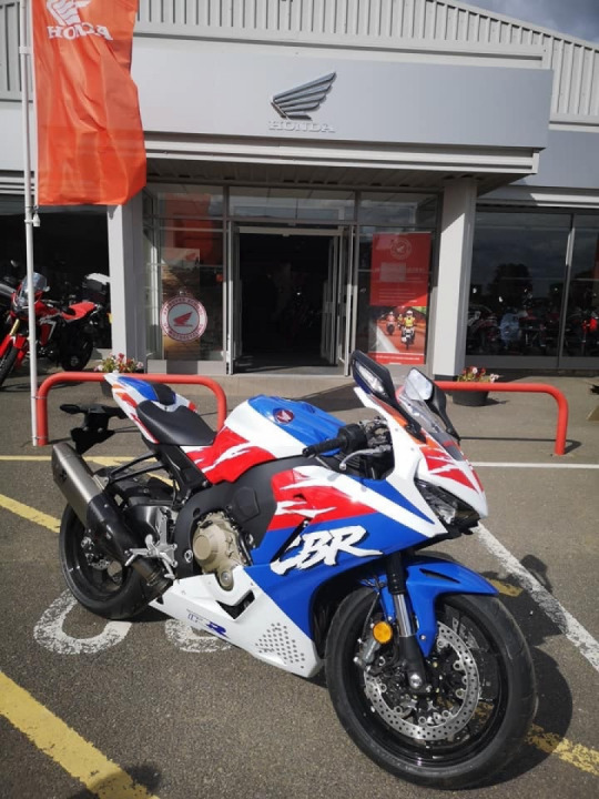 Honda CBR 1000 RR 2019 "CBR 900 RR 1992 livery"