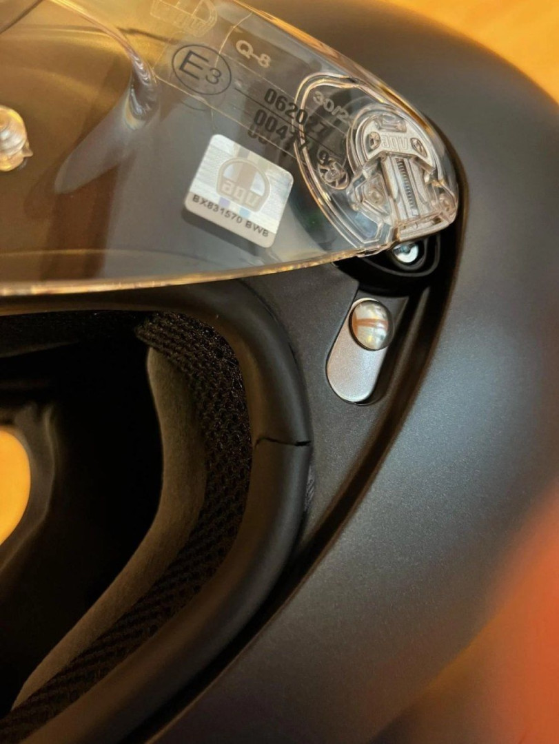 Should the rubber strip be cut like this? New AGV K6S