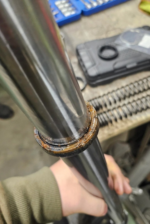 Changed my oil seals on my front suspention today, a bit rusty...