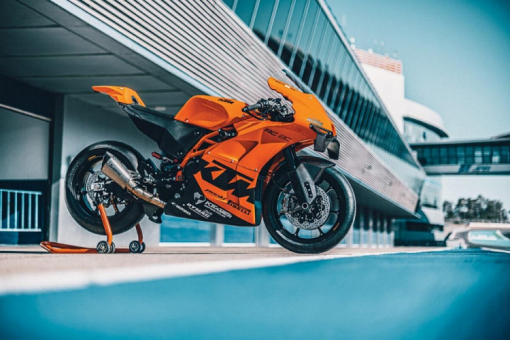 The new, track only KTM RC 8C. This looks naughty!