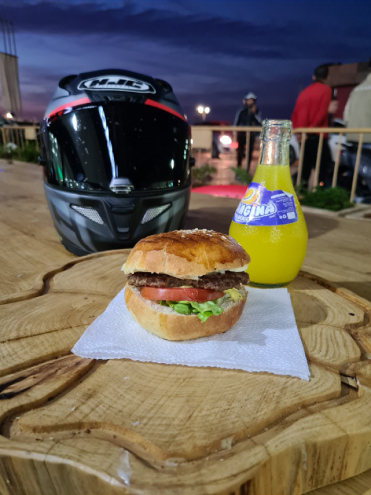 Une petite posé #southernbikers #yamahaghardaia #risoma #hjc