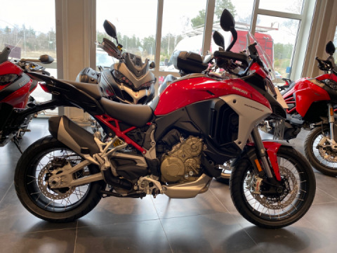 Finally she arrives.