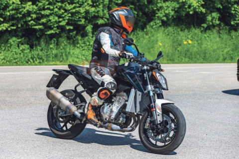 Spy photos of the new naked KTM 990