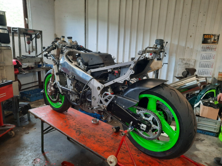 Superbike ZXR build