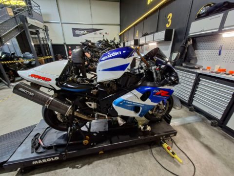 Today is the 118 km service, with just an oil change, oil and air filters,