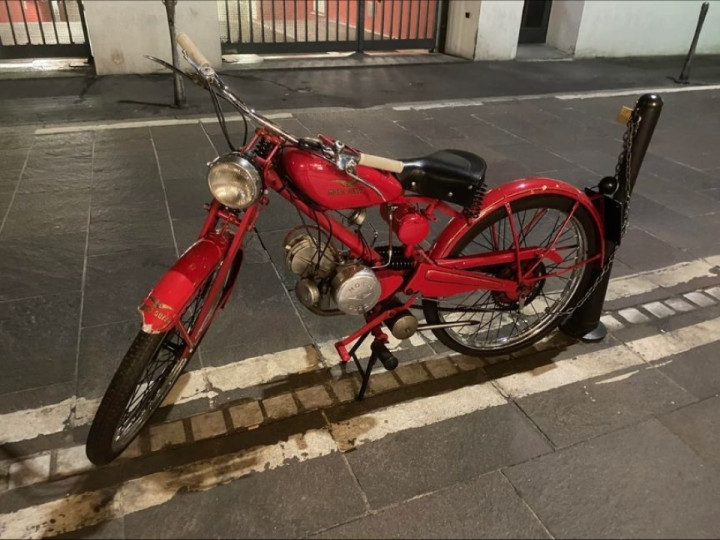 Saw a Moto Guzzi "Guzzino" (1940s) on the streets of Milan