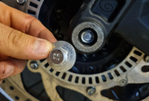 Front axle/spindle bolt broke