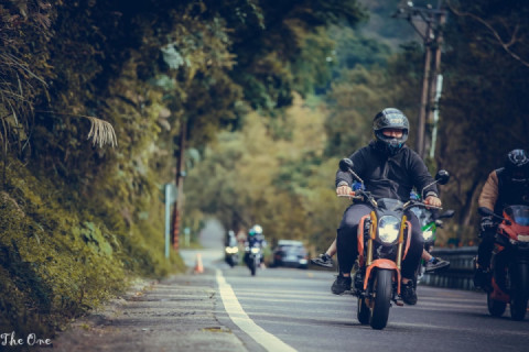 Take the kids to run the mountain road to wash the bike