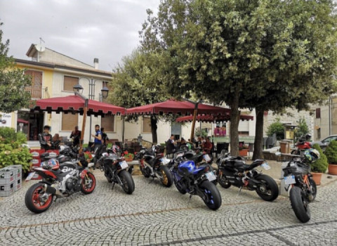 Friends and caffeine time?✌️