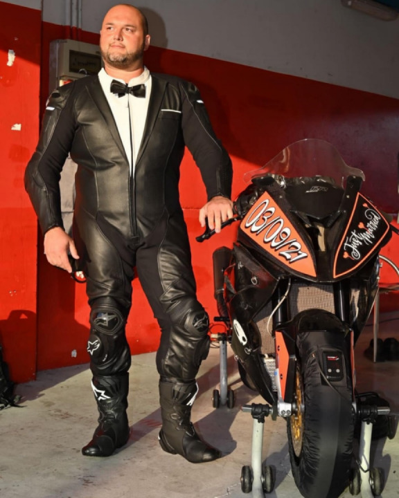 Alpinestars Dealer @beracing.it was married over the weekend in a very customized 1 piece suit.