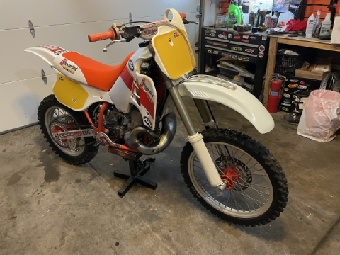 Finally got the front fender support from a friend of mine…