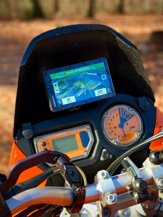 Just installed mount for my Zumo XT. Great visibility with black background on fairing!