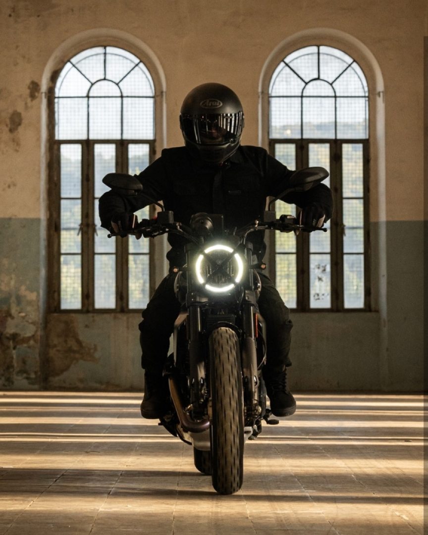 The Scrambler Full Throttle's look is al direct nod to flat track racing,