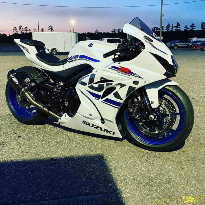 What a gorgeous GSX-R, clean white bikes are something else...