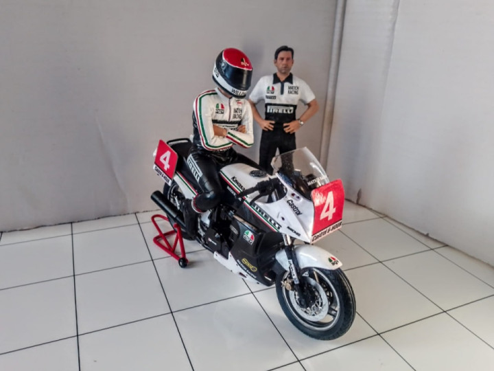 Some 1/12 models of GPz900 production racers that raced in 84 in Oz.