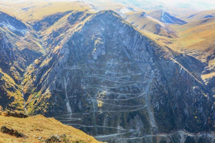 The roads of the world are waiting for you... 9 most dangerous mountain roads in the world 