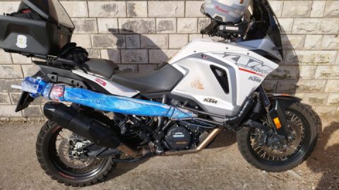 If you've ever wondered if it's possible to bring an umbrella on a motorbike, here's the answer...