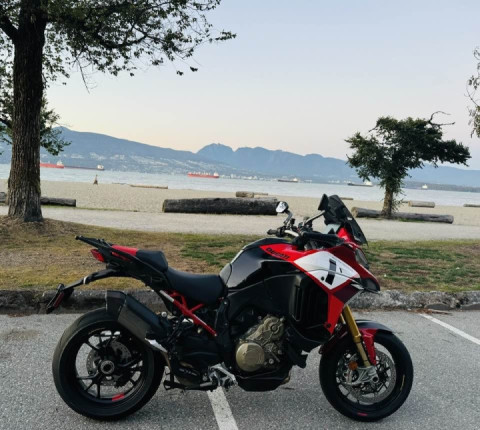 Very few bikes can compare to the beauty of my city. I’m privileged to have one of them