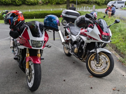 The CB on the right was bought by a junior at work, so we ran together☺️