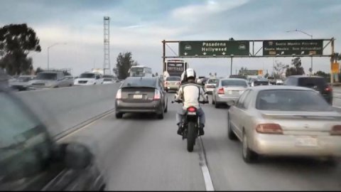 Oregon considers lane-splitting for motorcyclists