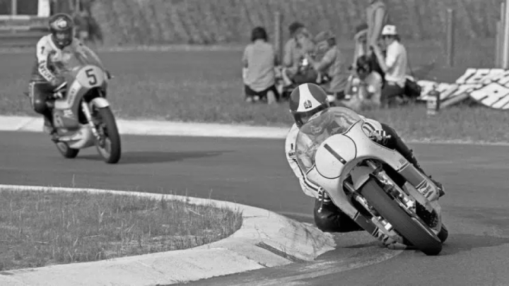 Giacomo Agostini leads the 1974 Italian 500cc GP at Imola from Barry Sheene