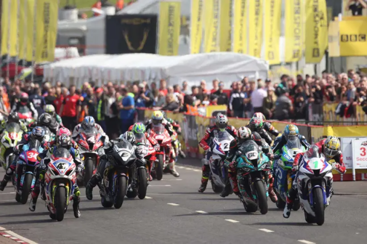The start of the 2022 North West 200 Superbike race